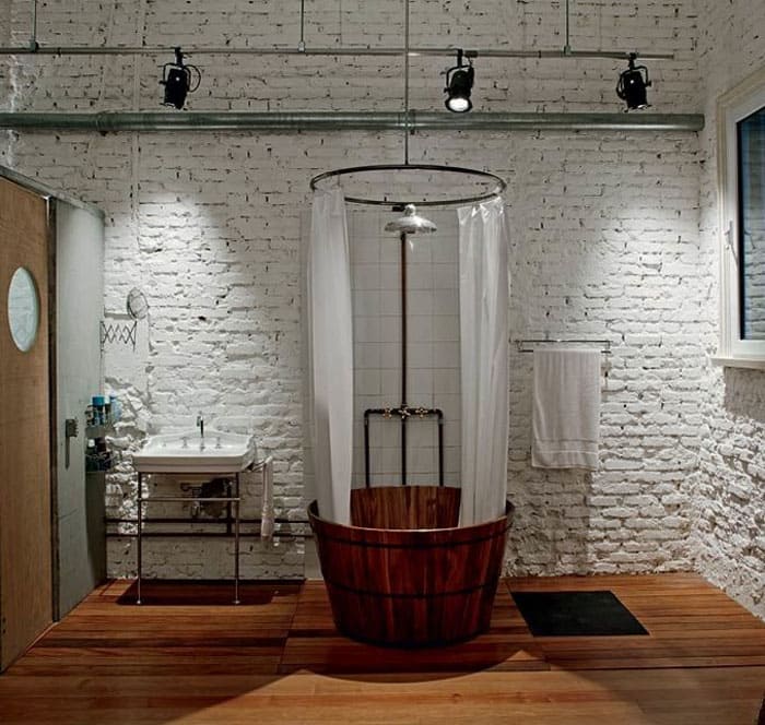 Оригиналността на душ кабината просто успешно се комбинира със светли стени.