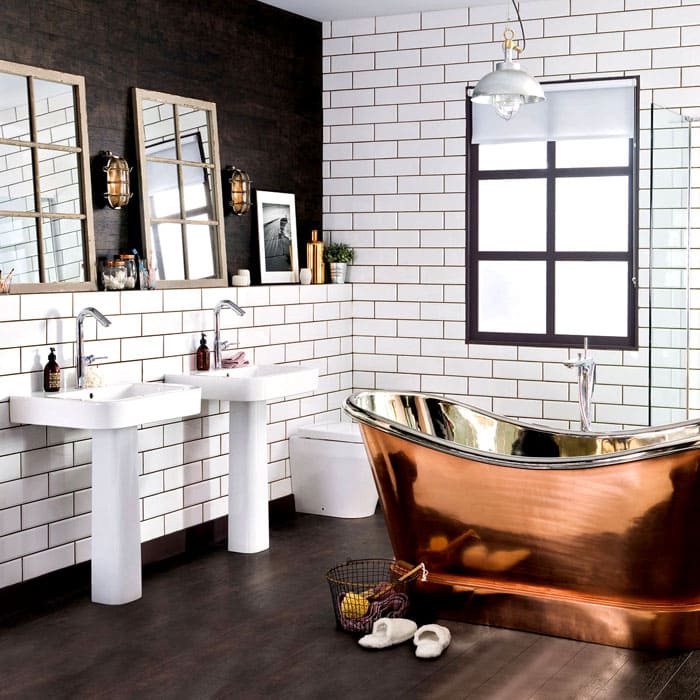 Удивително старомодната и луксозна вана привлича цялото внимание