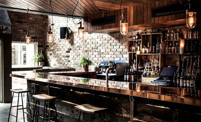 Атмосферата на тъмната лента е леко разпръсната благодарение на оригиналното решение за осветление