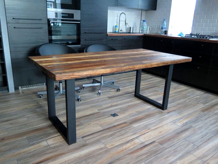 Масата изглежда тежка и представяща се като семантичен център на стаята