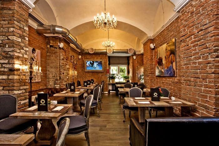 Този, който влезе веднага, има усещането, че се е преместил в средата на миналия век, което дизайнерите на стаята са се опитвали да постигнат.