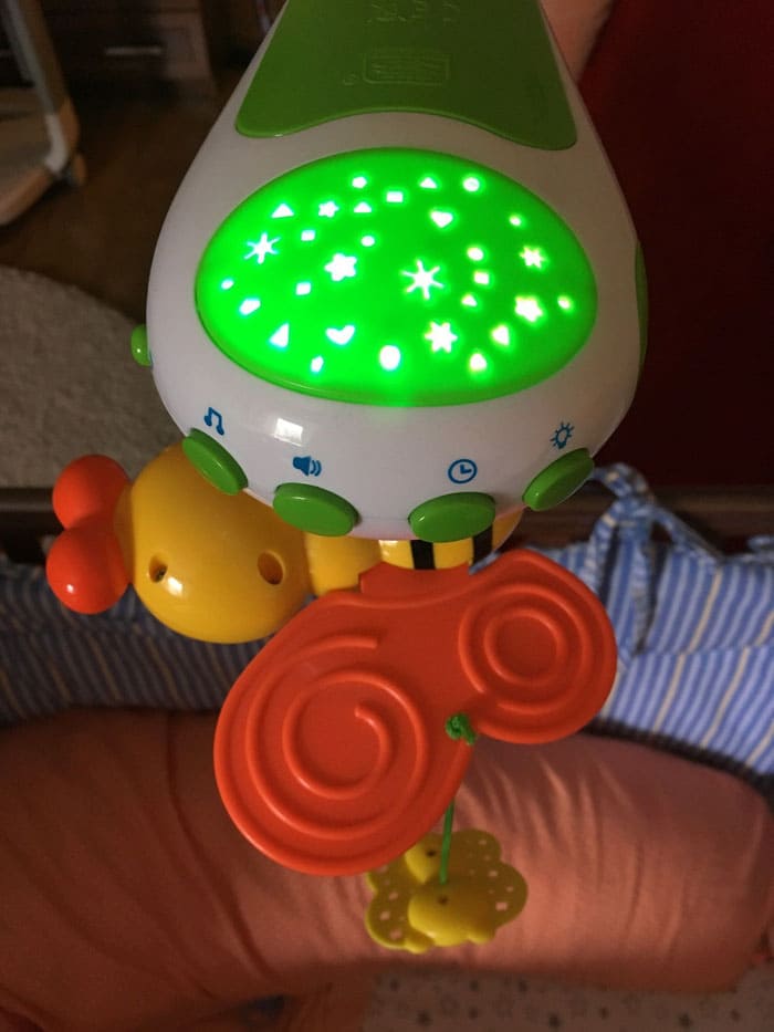 Το μοντέλο είναι εξοπλισμένο με έναν προβολέα με αστέρια, οπότε το μωρό θα έχει προσωπικούς αστερισμούς που λάμπουν στο κεφάλι του