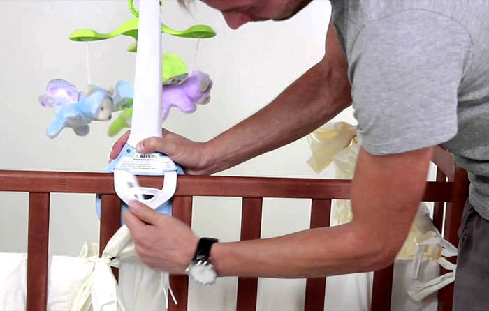 Στον πρώτο μήνα της ζωής, τα μάτια δεν είναι καλά εστιασμένα και, παρόλο που τα παιδιά μπορούν να διακρίνουν αντικείμενα που κρέμονται σε απόσταση 25-30 cm από τα μάτια, είναι πρακτικά άχρηστο να το κάνουμε αυτό. Αλλά ήδη τον δεύτερο μήνα, το παιδί θα έχει ενδιαφέρον για αυτό που κρέμεται μπροστά στα μάτια του