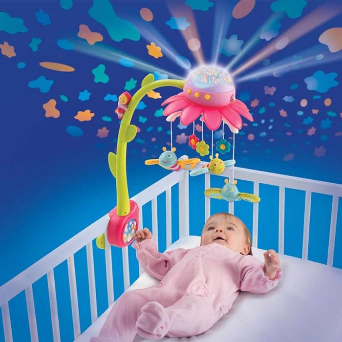 Για να το κάνει άνετο για το μωρό, το κινητό κρέμεται ακριβώς πάνω από το στήθος και μετά το μωρό μπορεί να προσπαθήσει να φτάσει στα παιχνίδια με τις λαβές του