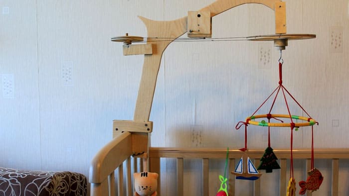 Η πιο δύσκολη επιλογή για κατασκευή κινητού με λεπτό πλαίσιο από κόντρα πλακέ. Για δουλειά, θα χρειαστείτε ένα παζλ, ένα κατσαβίδι με βίδες αυτόματης τοποθέτησης, δύο πηνία σύρματος για περιστροφή. Εάν δεν υπάρχουν δεξιότητες στην ξυλουργική, τότε είναι καλύτερο να επιλέξετε μια πιο προσιτή επιλογή