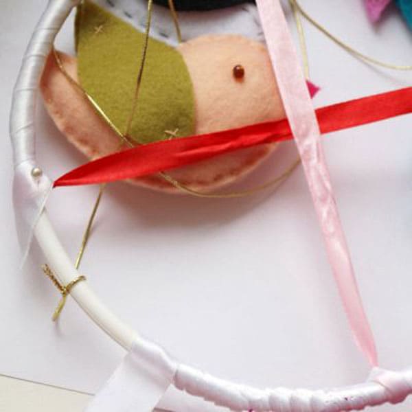 Ακόμη και το πλαίσιο στο οποίο θα κρεμαστούν τα παιχνίδια μπορεί να γίνει όμορφο μόνο με το βελονάκι