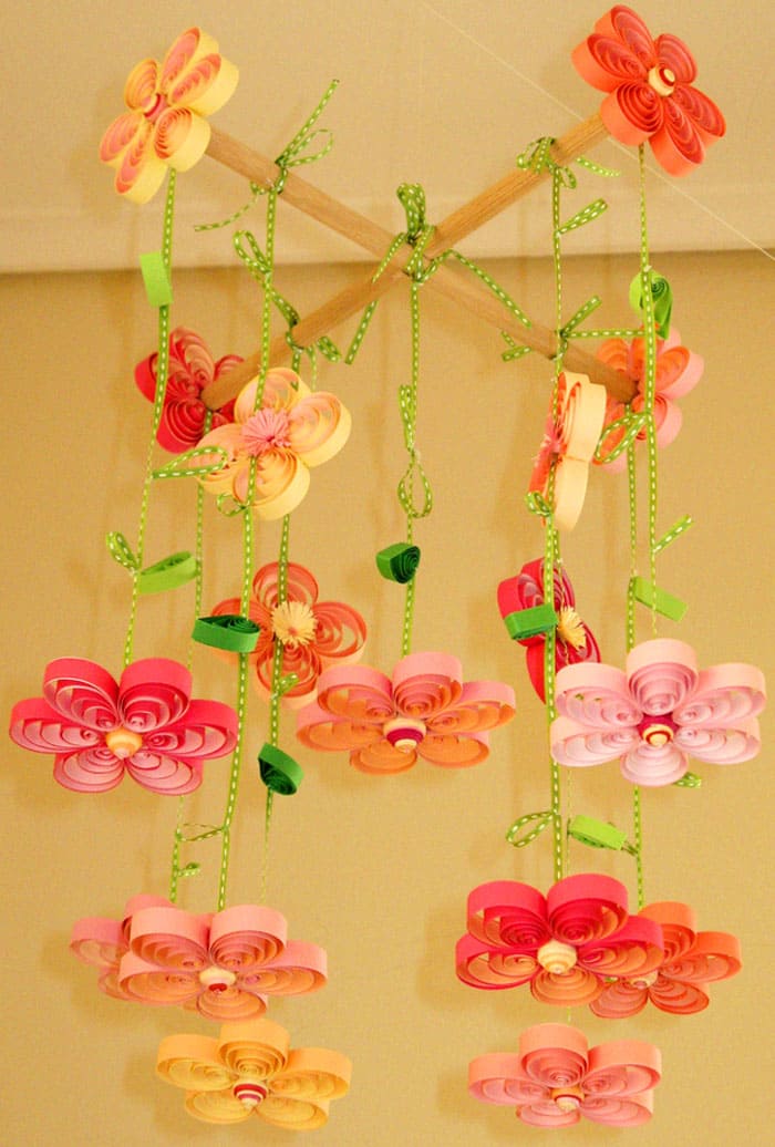 Αυτό το κινητό είναι αρκετά διασκεδαστικό, για πολύ μικρά παιδιά, αλλά θα έχουν ζωντανές και πολύχρωμες εντυπώσεις. Για να δουλέψετε, χρειάζεστε δύο ραβδιά που μπορούν να κολληθούν με κόλλα Supermoment και μενταγιόν