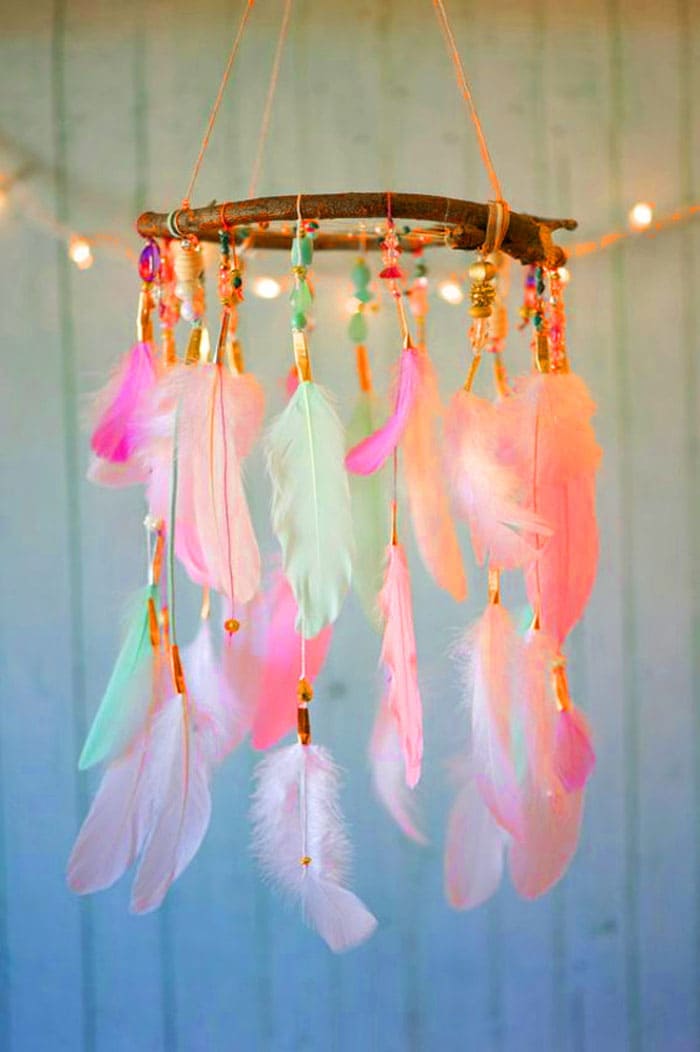 Για ένα μωρό ηλικίας 1-2 μηνών, μπορείτε να κρεμάσετε ένα κινητό από πολύχρωμα φτερά. Με τα χέρια τους δεν τους φτάνουν ακόμα, αλλά θα μπορούν να το σκεφτούν