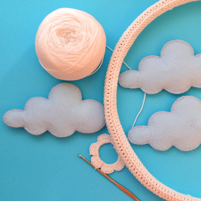 Το Felt είναι ένα εξαιρετικό υλικό για παιδικά κρεμαστά παιχνίδια