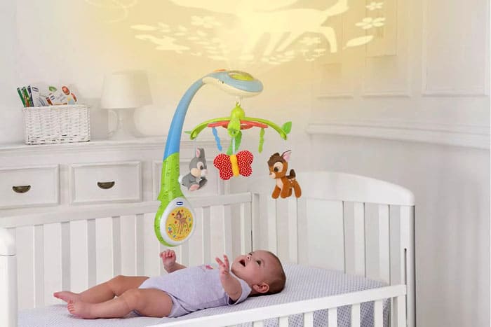 Το πλεονέκτημα του μακρού ήχου και της περιστροφής είναι προφανές και είναι πολύ βολικό να ελέγχετε το παιχνίδι από απόσταση. Μερικές φορές είναι καλύτερα να μην εμφανίζεται μπροστά στο μωρό, αλλά να τον αφήνουμε να κοιμηθεί μόνος του