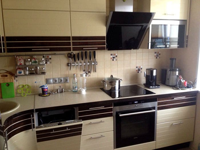 Rails conveniently allow you to place ladles, knives, shovels, pots and any other kitchen utensils