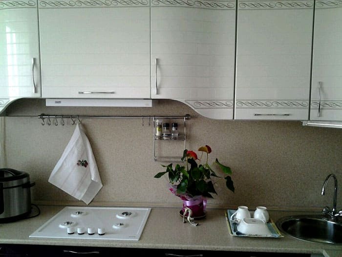 Cutlery holders can look like a metal mesh with two tiers and hooks that will attach the structure to the bar.