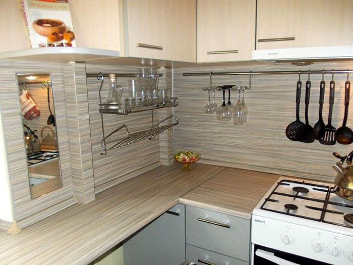 Hooks are included with horizontal rails, on which you can hang all the utensils