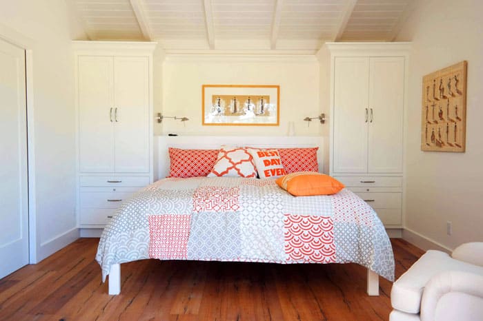 การตกแต่งภายในนอกเหนือไปจากสีชมพูและการผสมผสานกับสีแบบดั้งเดิมแล้วยังรวมถึงเฉดสีทองและสีพีช