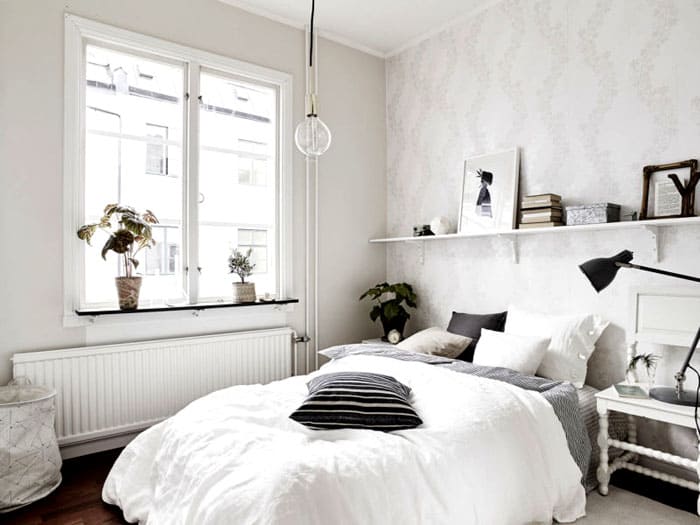 ชั้นวางแยกต่างหากเหนือหัวเตียงพร้อมหนังสือจำนวนเล็กน้อยช่วยแก้ปัญหาเรื่องตู้หนังสือได้ นี่เป็นการประหยัดพื้นที่อย่างมากสำหรับพื้นที่