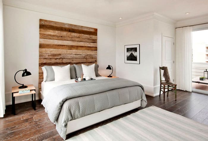 เตียงวางไว้ด้านหนึ่งตู้หรือโต๊ะเครื่องแป้งวางไว้อีกด้านหนึ่งสำหรับเก็บสิ่งของ