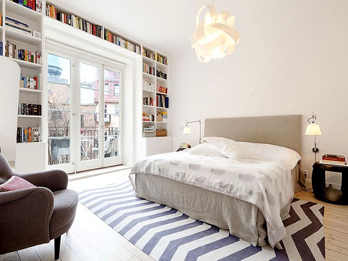 แหล่งกำเนิดแสงสามารถมีองค์ประกอบโลหะแก้วและคริสตัลประดับ บางทีนี่อาจเป็นโคมไฟดั้งเดิมที่ทันสมัย