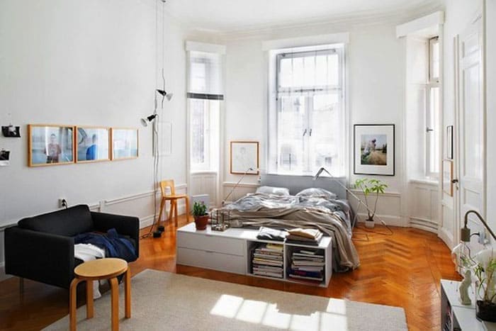 หากมีหน้าต่างหลายบานในห้องนี่เป็นเหตุผลที่ดีที่จะเน้นสีเข้มเพื่อความสมดุลในรูปแบบของเก้าอี้นวม ควรใช้เวลาอ่านหนังสืออย่างสบายใจดังนั้นจึงควรวางแหล่งกำเนิดแสงไว้ใกล้ ๆ