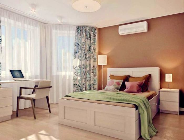 ห้องนอนกาแฟสีอ่อนดูอบอุ่นและละเอียดอ่อน โต๊ะทำงานจะพอดีกับหน้าต่าง