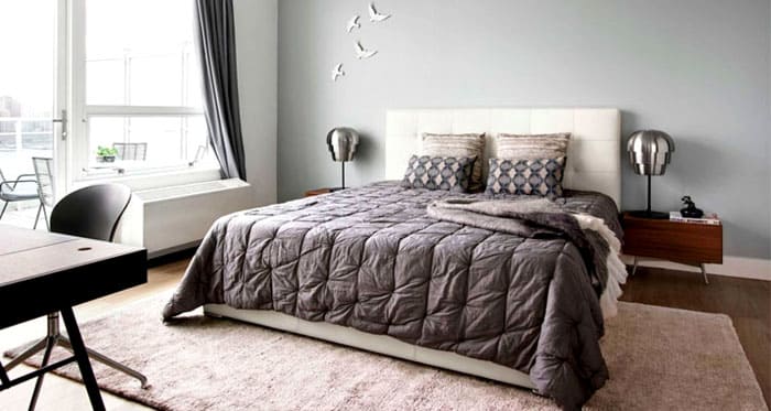 โคมไฟโลหะจะไม่ฟุ่มเฟือย แต่จะเพิ่มความทันสมัยให้กับภาพของห้องนอน