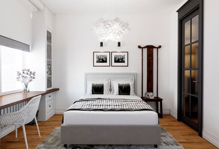 บางครั้งนักออกแบบจะรวมผลิตภัณฑ์โลหะหรือพลาสติกไว้ในการออกแบบโดยปกติจะเป็นองค์ประกอบของการตกแต่งหรือแสงสว่าง