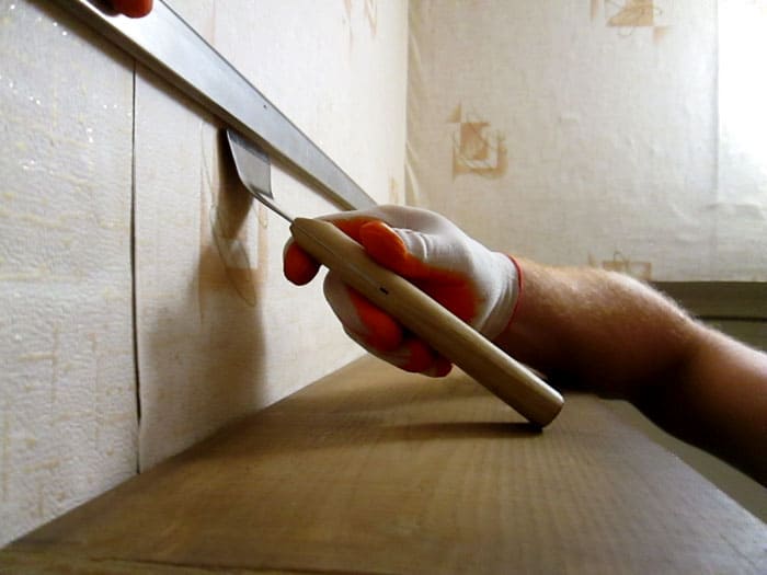 В работата не можете да правите без заоблена шпатула. Те ще трябва да запълнят материала в профили