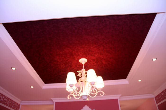 Външно такива тавани наподобяват скъпа мазилка, а качеството е на най-високо ниво Външно такива тавани наподобяват скъпа мазилка, а качеството е на най-високо ниво