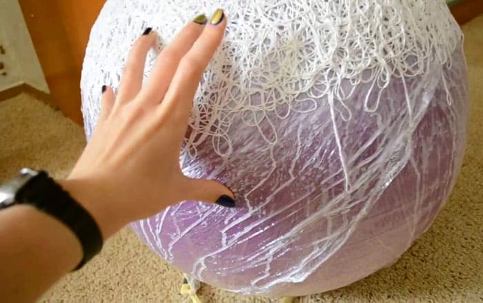 คุณสามารถส่งด้ายผ่านกาวและพันให้วุ่นวายในลักษณะวนซ้ำตามลำดับ - ทั้งหมดนี้เป็นไปตามคำขอของคุณ