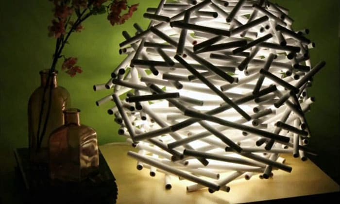 จากกระดาษหรือหนังสือพิมพ์คุณสามารถหมุนท่อที่มีขนาดต่างกันหรือเท่ากันได้ ด้วยความช่วยเหลือของกาว (ร้อน supermoment ไททาเนียม) พวกเขาจะถูกรวบรวมในรูปแบบของ plafond