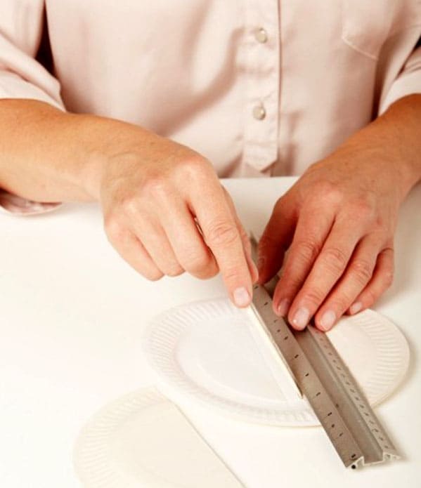 ตรงกลางของแต่ละแผ่นให้ลากเส้นขนานสองเส้นห่างกัน 0.5 - 1 ซม. ตามแนวเหล่านี้เราพับครึ่งแผ่นรับแถบสำหรับติดกาวตรงกลาง