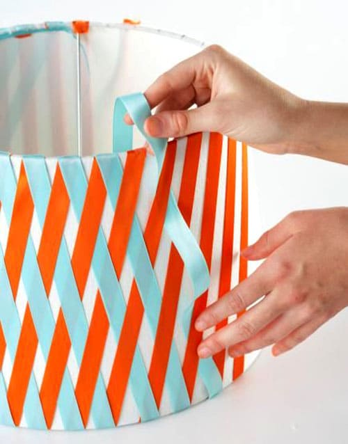 ริบบิ้นพันกันเพื่อสร้างลวดลายเรขาคณิตที่มีสีสัน