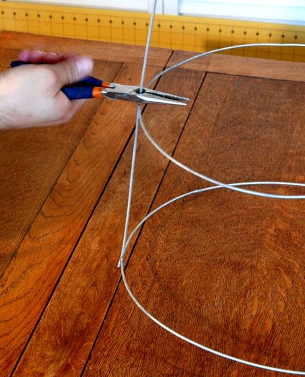 เราสร้างแหวนเพิ่มอีกสองวงวงหนึ่งมีขนาดใหญ่กว่า มันจะแสดงถึงขอบด้านล่างของผลิตภัณฑ์