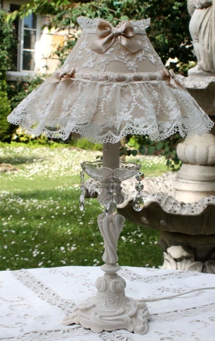 สามารถเย็บโป๊ะได้ทันทีและสามารถเพิ่มลูกไม้เป็นของตกแต่งได้ จากนั้นยึดทุกอย่างเข้ากับลวด