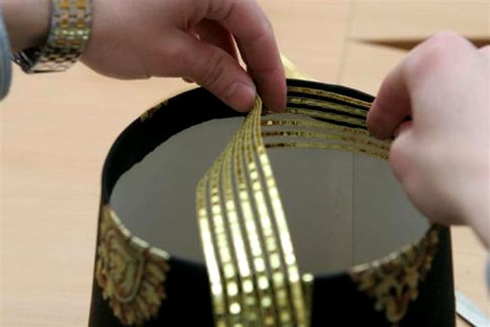 อย่าลืมว่าจำเป็นต้องตกแต่งขอบด้านใน เทปใด ๆ จะปิดรอยต่อและรอยต่อทั้งหมด