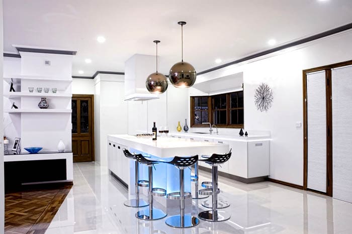 Полилеите за хай-тек и минимализъм могат да бъдат изработени от хром стомана, стъкло, пластмаса