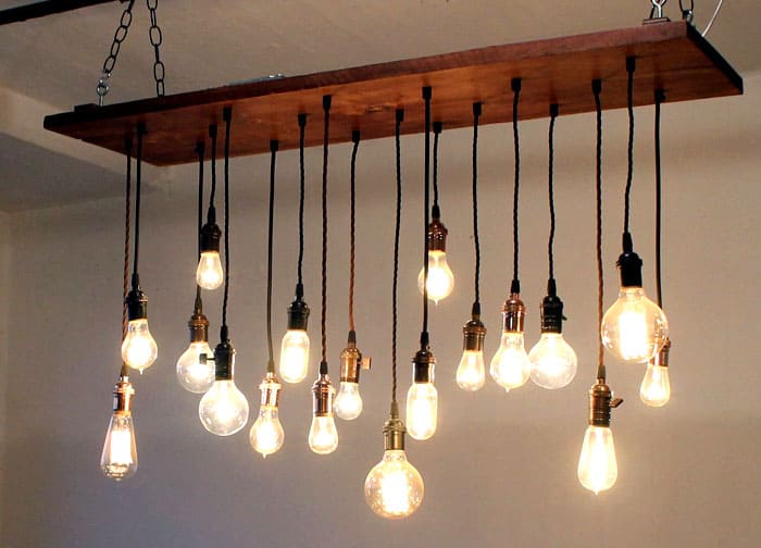 Металът и стъклото са в основата на осветлението на таванското помещение