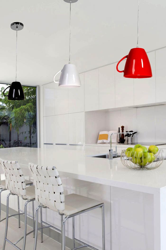 Зацапаните материали по-бързо ще станат неизползваеми, въпреки че ще ви зарадват с красота известно време. Ето защо си струва първоначално да се даде предпочитание на материал, който лесно отблъсква мръсотията и водата.