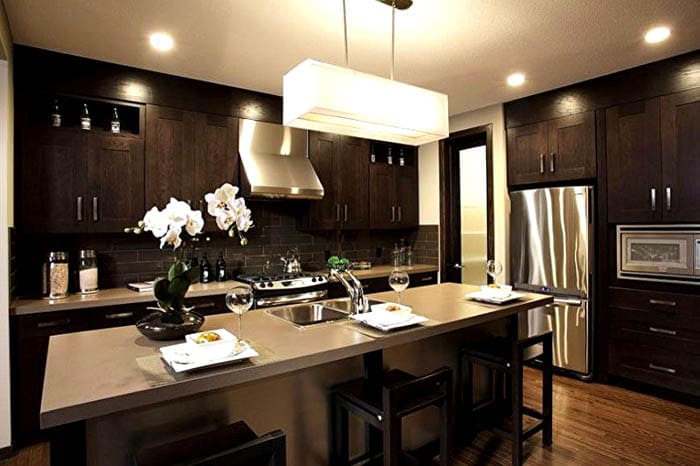 Най-добрият избор е пластмаса или стъкло, което лесно се избърсва и измива