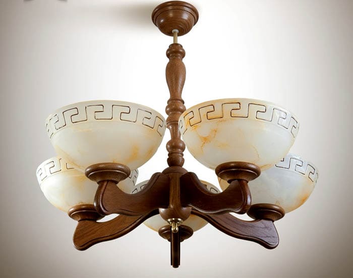 Дървените полилеи трябва да бъдат лакирани, ако производителят е спестил на това, ще трябва да свършите тази работа сами