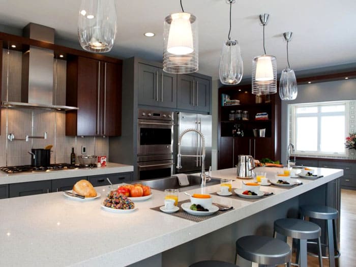 За удължена стая са подходящи дълги окачвания, плафони на отделни окачвания, които съставляват един състав