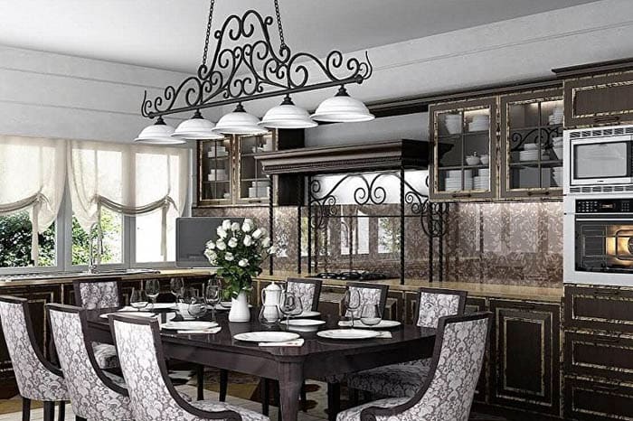 Масивните предмети са подходящи за мащабна кухня: канделабри, кристал, структури на много нива