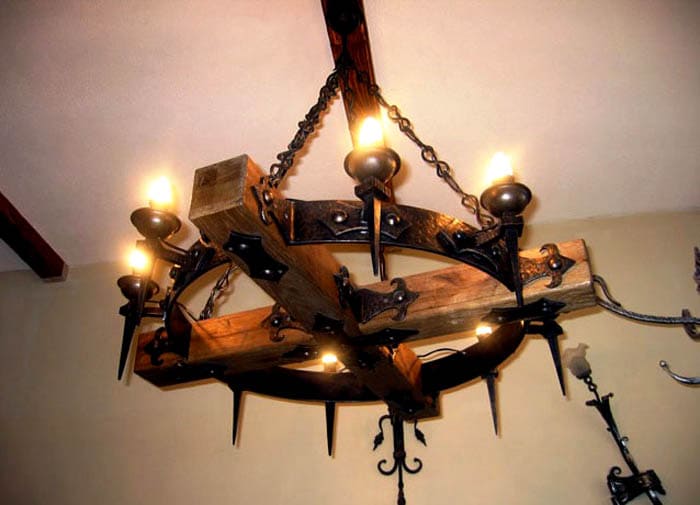 Дървен полилей за колела или геометрично окачване от ковано желязо ще се побере в страната с високи тавани