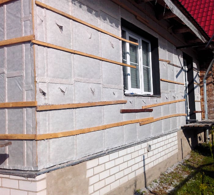 Para la barrera de vapor, se toma la categoría B, con una densidad de 40-60 g / m². Esta es una excelente protección contra la vaporización desde el interior del edificio.