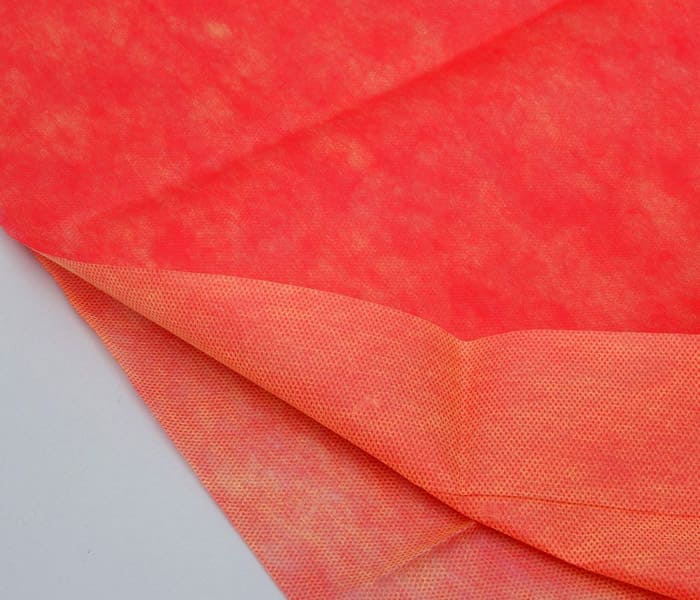 El agrotextil rojo-amarillo o rojo-blanco funciona como material de cobertura para arbustos, árboles, jardineras