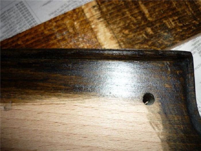 Χρησιμοποιώντας ένα αφέψημα από φλοιό κλαδί και δρυός για χρωματισμό