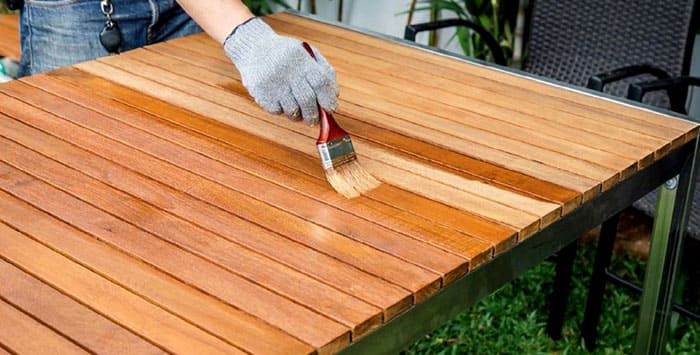 Εφαρμόστε λεκέ με λάδι