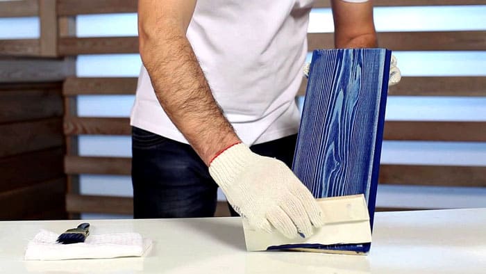 Το ακρυλικό λεκέ έχει έντονα χρώματα