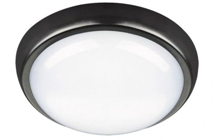 Изработена от пластмаса и метал в модерен стил