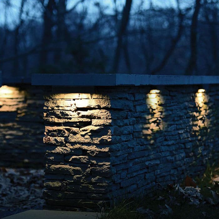 Умелото разпределение на светлината подобрява външния вид на сайта през нощта, създавайки романтична атмосфера