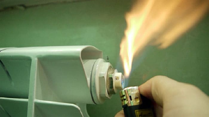 Kesan pasangan Galvanik. Pelepasan hidrogen yang kuat bukan sahaja dapat menghancurkan bateri, tetapi juga menyebabkan kebakaran